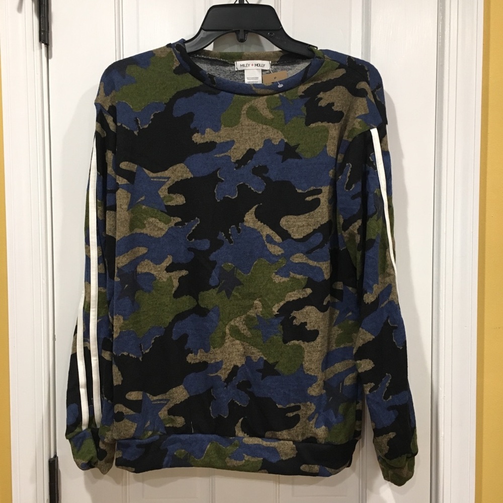 🥳⭐️HOST PICK!⭐️🥳 Feminine Camo Sweater